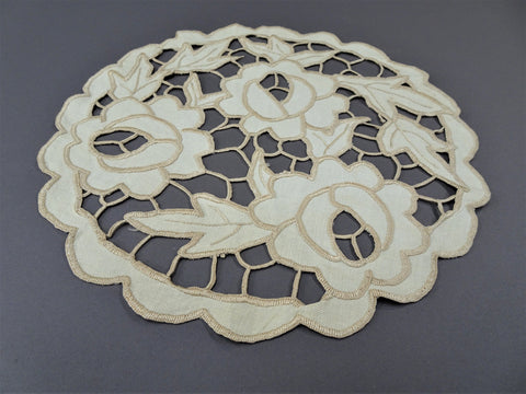 BEAUTIFUL Vintage French Linen Centerpiece,Table Topper,Large Doily,Lovely CutWork and Embroidery,Farmhouse French Decor,Collectible Linens